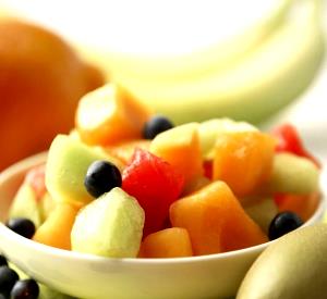 Quantas calorias em 1 Porção Salada de frutas (mamão melão pêssego em caldas)?