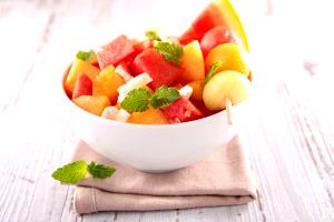 Quantas calorias em 1 Porção Salada de frutas?