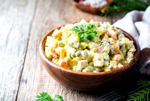 Quantas calorias em 1 Porção Salada de legumes- batata cenoura vagem com maionese com sal?