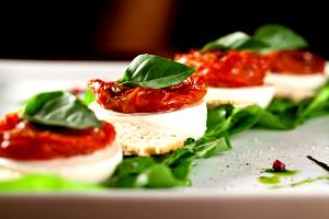 Quantas calorias em 1 Porção Salada rúcula tomate seco mussarela de búfala com azeite de oliva com sal?