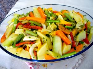 Quantas calorias em 1 Porção Salada vegetais cozidos - batata cenoura chuchu sem tempero sem sal?