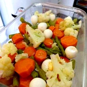 Quantas calorias em 1 Porção Salada vegetais cozidos - couve-flor cenoura vagem com óleo de soja com sal?