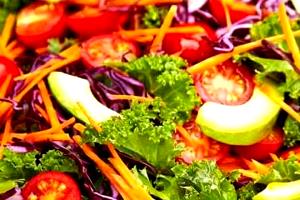 Quantas calorias em 1 Porção Salada vegetais crus - repolho roxo cenoura alface americana tomate com azeite de oliva com sal?