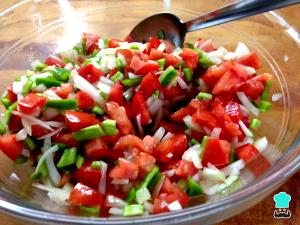 Quantas calorias em 1 Porção Salada vegetais crus - tomate cebola com azeite de oliva com sal?