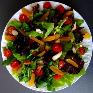 Quantas calorias em 1 Porção Salada vegetais e frutas - alface lisa alface roxa rúcula pepino uva Itália com azeite de oliva com sal?