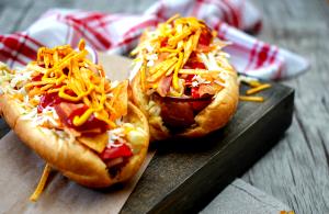 Quantas calorias em 1 Porção Sanduíche cachorro quente com salsicha de frango (pão para hot dog) com milho ervilha batata palha e molho de tomate?