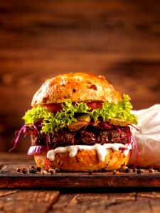 Quantas calorias em 1 Porção Sanduíche hambúrguer bovino grelhado (com pão hambúrguer) com maionese?
