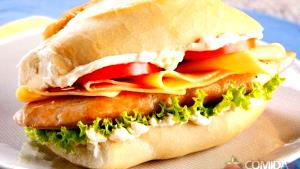 Quantas calorias em 1 Porção Sanduíche peito de frango grelhado (pão de hambúrguer) com queijo prato?