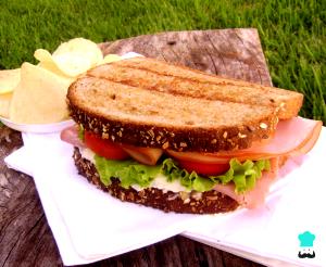 Quantas calorias em 1 Porção Sanduíche pão forma integral com peito de peru defumado queijo minas frescal e manteiga?