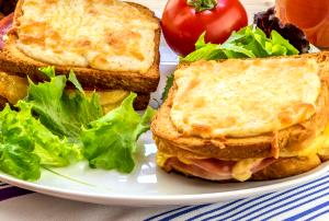 Quantas calorias em 1 Porção Sanduíche pão forma integral com presunto queijo muçarela e margarina?
