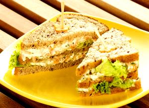 Quantas calorias em 1 Porção Sanduíche pão forma integral com queijo minas frescal rúcula molho de iogurte com frango e maçã?