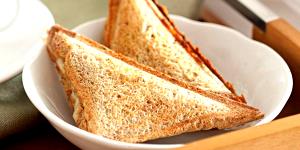 Quantas calorias em 1 Porção Sanduíche pão forma integral com queijo prato?