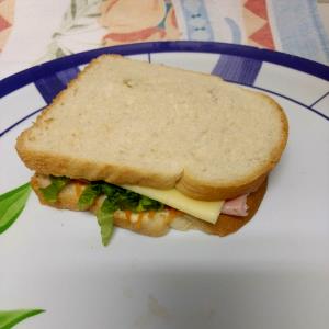 Quantas calorias em 1 Porção Sanduíche pão forma tradicional com presunto queijo muçarela e maionese?