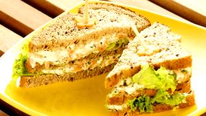 Quantas calorias em 1 Porção Sanduíche pão francês com peito de peru defumado e queijo muçarela?