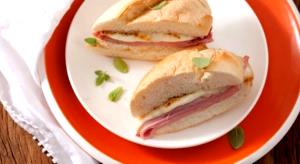 Quantas calorias em 1 Porção Sanduíche pão francês com presunto e queijo muçarela?