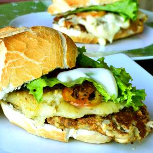 Quantas calorias em 1 Porção Sanduíche pão francês com queijo prato?