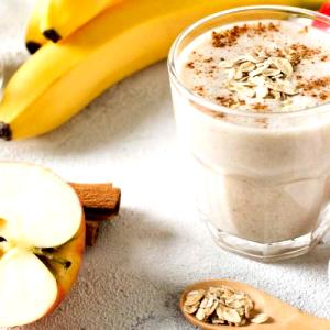 Quantas calorias em 1 Porção Vitamina leite de vaca integral com banana com açúcar?