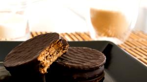 Quantas calorias em 1 Porçoes Alfajor Com Doce De Leite?