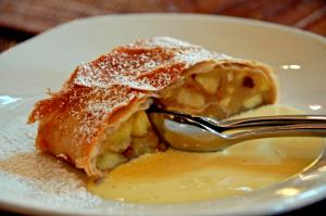 Quantas calorias em 1 Porçoes APFELSTRUDEL INTEGRAL?