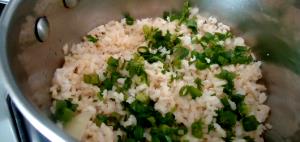 Quantas calorias em 1 Porçoes Arroz İntegral Com Passas E Cheiro Verde?