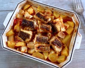 Quantas calorias em 1 Porçoes Bacalhau Com Batata E Tomate Ao Forno?