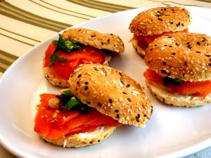 Quantas calorias em 1 Porçoes Bagel De Salmão?