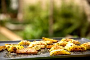 Quantas calorias em 1 Porçoes Batatas Ao Forno Com Queijo Parmesão?