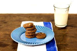 Quantas calorias em 1 Porçoes Biscoito De Chocolate, Aveia E Castanha Do Pará?