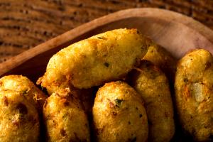 Quantas calorias em 1 Porçoes Bolinho De Batata Doce E Frango Recheado Com Queijo Frescal?