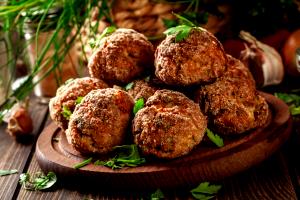 Quantas calorias em 1 Porçoes Bolinho De Carne İntegral?