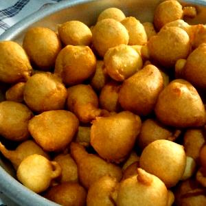 Quantas calorias em 1 Porçoes Bolinho De Chuva Salgado Com Queijo?