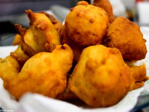 Quantas calorias em 1 Porçoes Bolinho De Chuva Salgado?