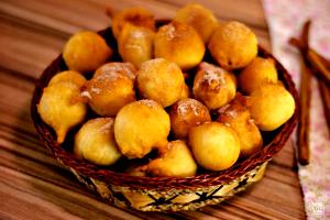 Quantas calorias em 1 Porçoes Bolinho De Chuva Tradicional?