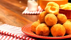 Quantas calorias em 1 Porçoes Bolinho De Queijo Light?