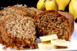 Quantas calorias em 1 Porçoes Bolo Banana S/Leite E Sem Gluten?