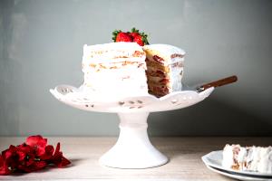 Quantas calorias em 1 Porçoes Bolo De Aniversario Com Chantilly?