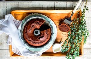 Quantas calorias em 1 Porçoes Bolo De Cacau Com Yogurte?