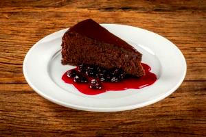 Quantas calorias em 1 Porçoes Bolo De Chocolate Com Cerveja?