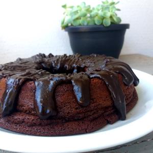 Quantas calorias em 1 Porçoes Bolo De Chocolate E Biomassa De Banana Verde?