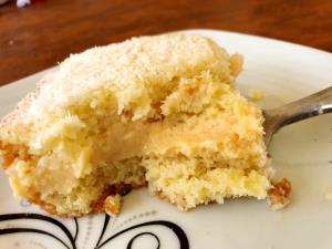 Quantas calorias em 1 Porçoes Bolo De Coco Com Recheio De Coco?