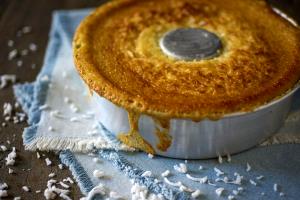 Quantas calorias em 1 Porçoes Bolo De Coco E Queijo?