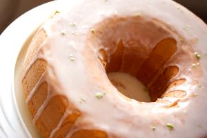 Quantas calorias em 1 Porçoes Bolo De Domingo Com Raspas De Limão?