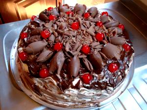 Quantas calorias em 1 Porçoes Bolo De Floresta Negra Com Brigadeiro?