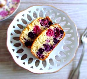 Quantas calorias em 1 Porçoes Bolo De Iogurte E Frutas?