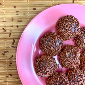 Quantas calorias em 1 Porçoes Brigadeiro De Banana Verde Vegano?