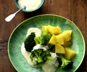 Quantas calorias em 1 Porçoes Brócolis Com Molho De Queijo?