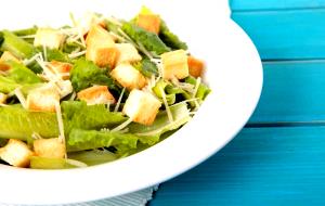 Quantas calorias em 1 Porçoes Caesar Salad Sol?