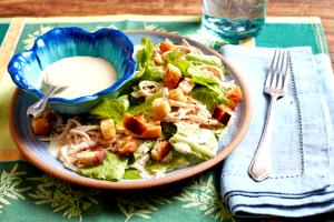 Quantas calorias em 1 Porçoes Caesar Salad Tradicional?