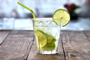 Quantas calorias em 1 Porçoes Caipiroska Light De Limão Grande?