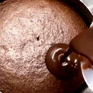 Quantas calorias em 1 Porçoes CALDA DE CHOCOLATE PARA REGAR BOLO?